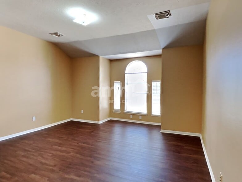 Building Photo - 4942 Pinder Ln