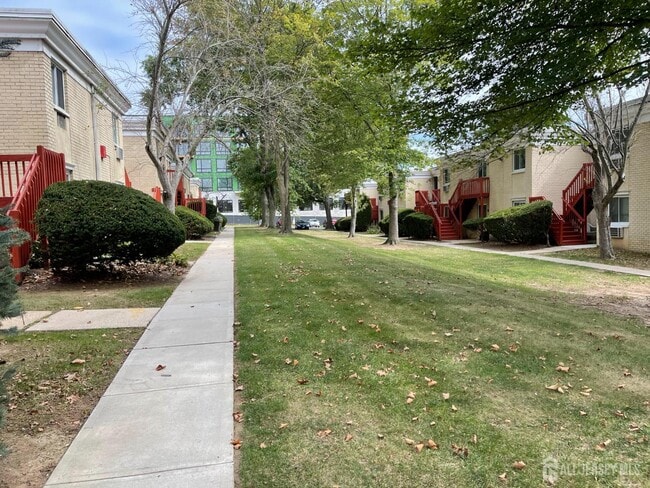 Building Photo - 1 Lake Ave