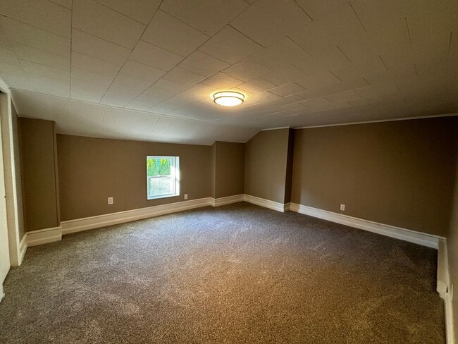 Building Photo - Newly remodeled 3+ bedroom
