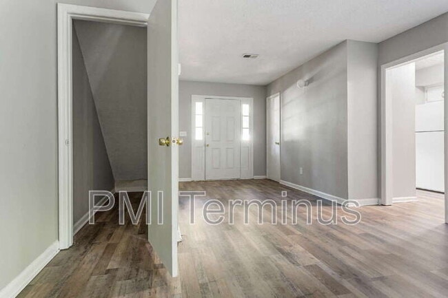 Building Photo - 5005 Hawthorne Ct