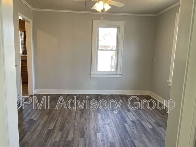 Building Photo - 721 SW Park Ln