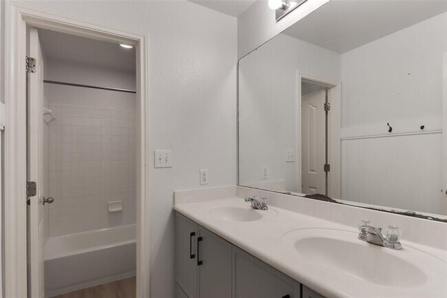 Building Photo - 600 S Frontier Ln