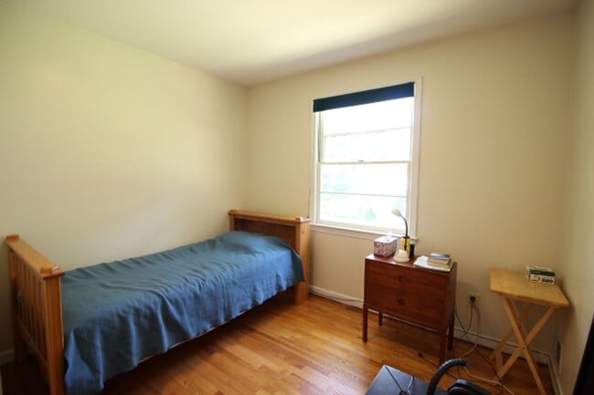 Building Photo - Charming 3 Bed 2.5 Bath Brick Home With Sp...