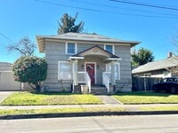 Building Photo - Portsmouth Neighborhood 3 story Home with Laminate H/W Floors, Fenced Backyard