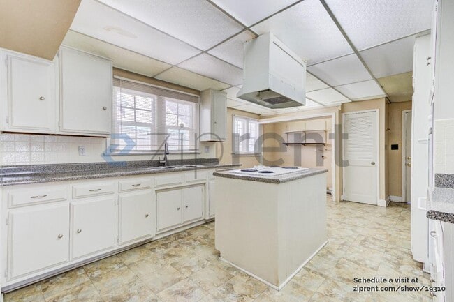 Building Photo - 4062 S Budlong Ave