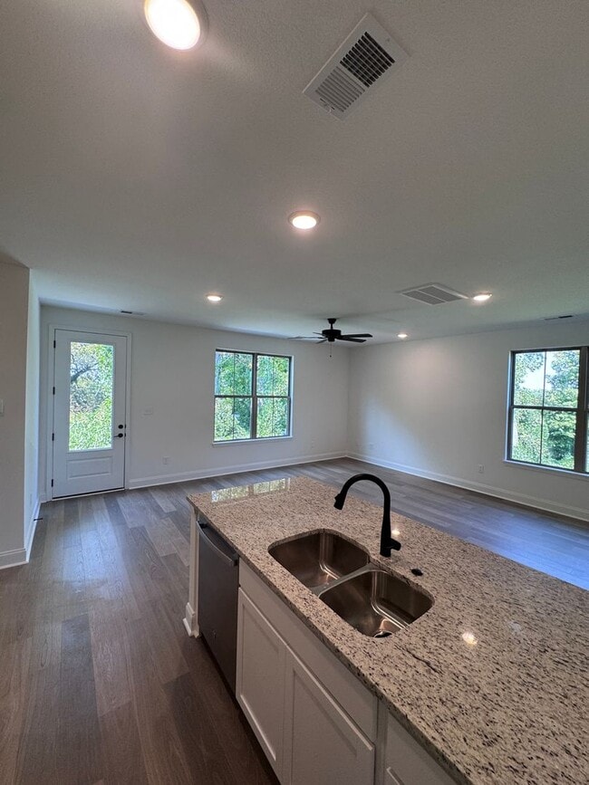 Building Photo - Move-In Ready 3-Bedroom Townhome – Modern Comfort Meets Style