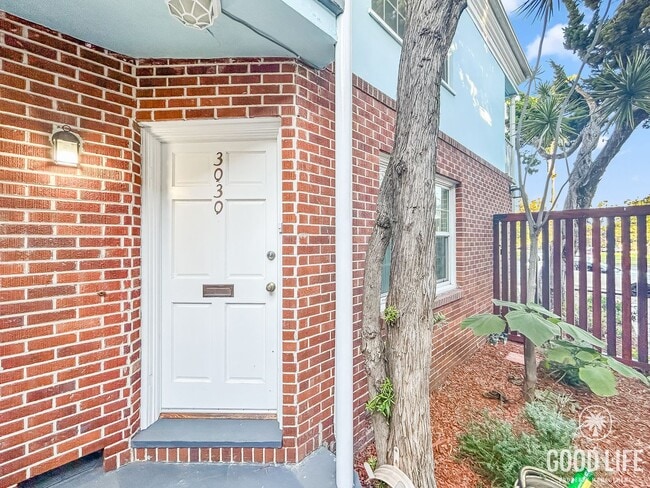 Building Photo - Beautiful 1BD/1BA Condo in Hillcrest W/ Shared Backyard & Laundry Room!