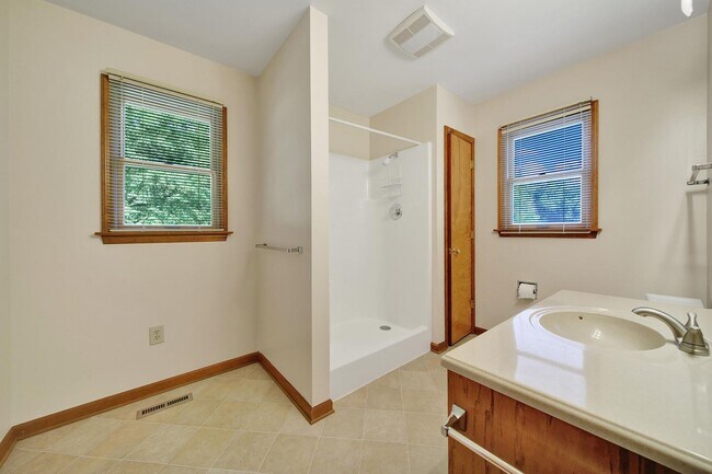Building Photo - Lovely 3 Bed 2 Bath Ranch Home on Large Lot!
