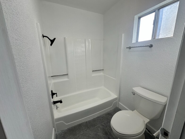 Primary Photo - 1078 E White Mountain Blvd