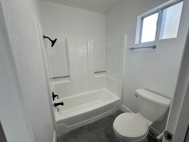 Building Photo - 1078 E White Mountain Blvd