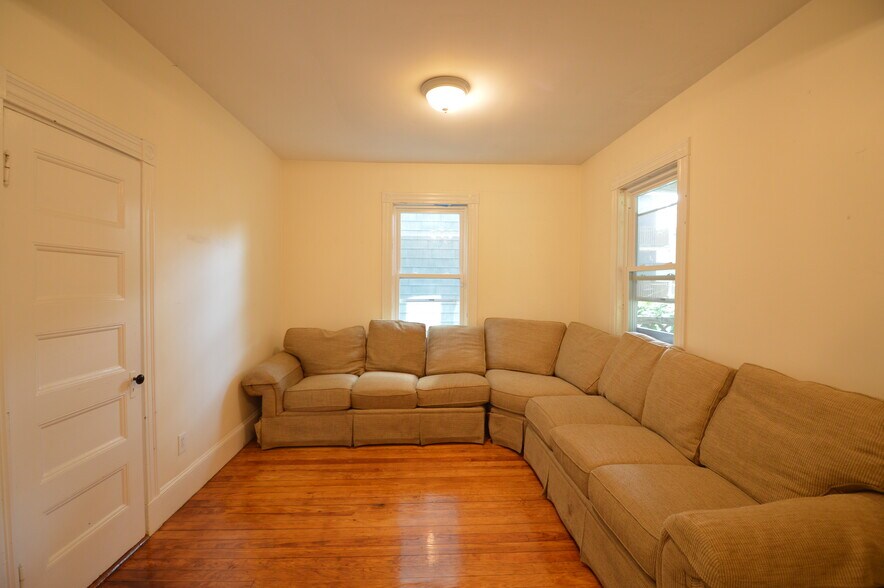 Building Photo - 10 Bucknam St