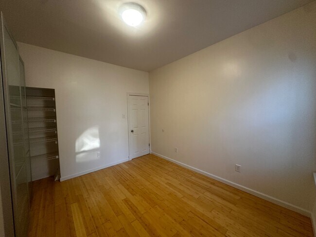 Building Photo - 315 N Holly St