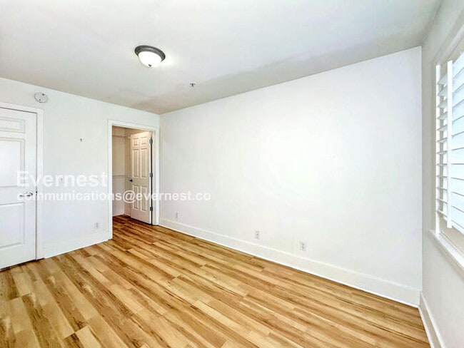 Building Photo - 133 Queen Anne Ave N