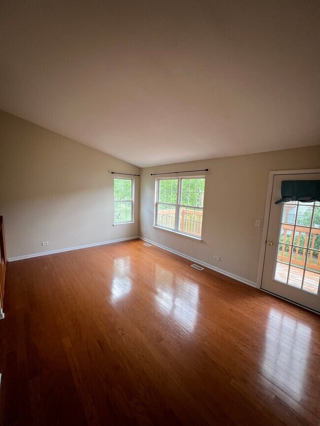 Building Photo - 927 Genesee Dr