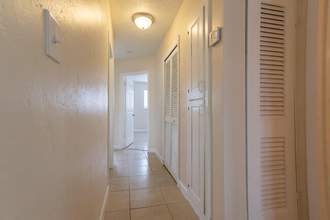 Building Photo - 170 SE Serenata Ct