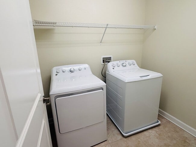 Building Photo - 4 Bed 2.5 Bath Single Family in Storey Lake