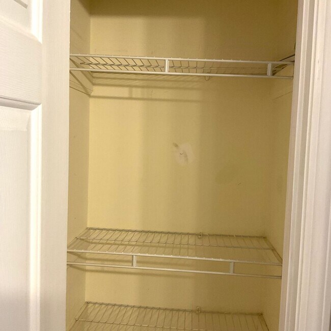 Building Photo - 3 Bedrooms, 2 Baths Home For Rent in Newton NC with 2 car garage