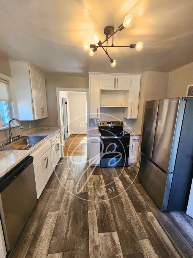 Building Photo - Move-In Ready! Spacious 4–5 Bedroom Home w...