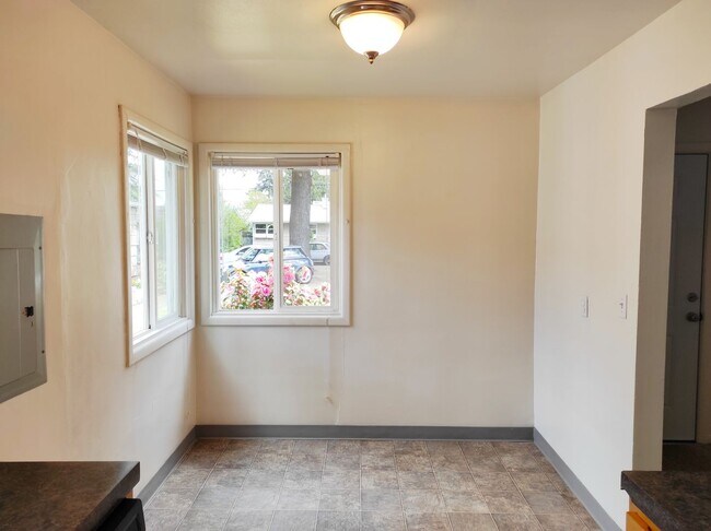 Building Photo - 7008 N Amherst St