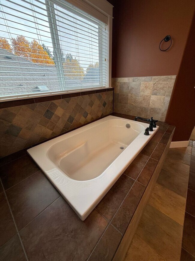 Building Photo - Stunning large 3 bedroom plus bonus rooms ...