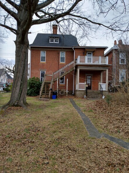 Entrances - 417 W Walnut St