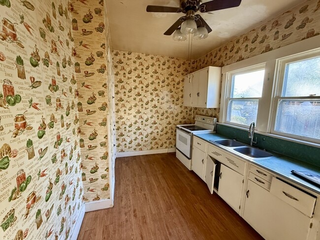Building Photo - 44 E Parkwood Dr