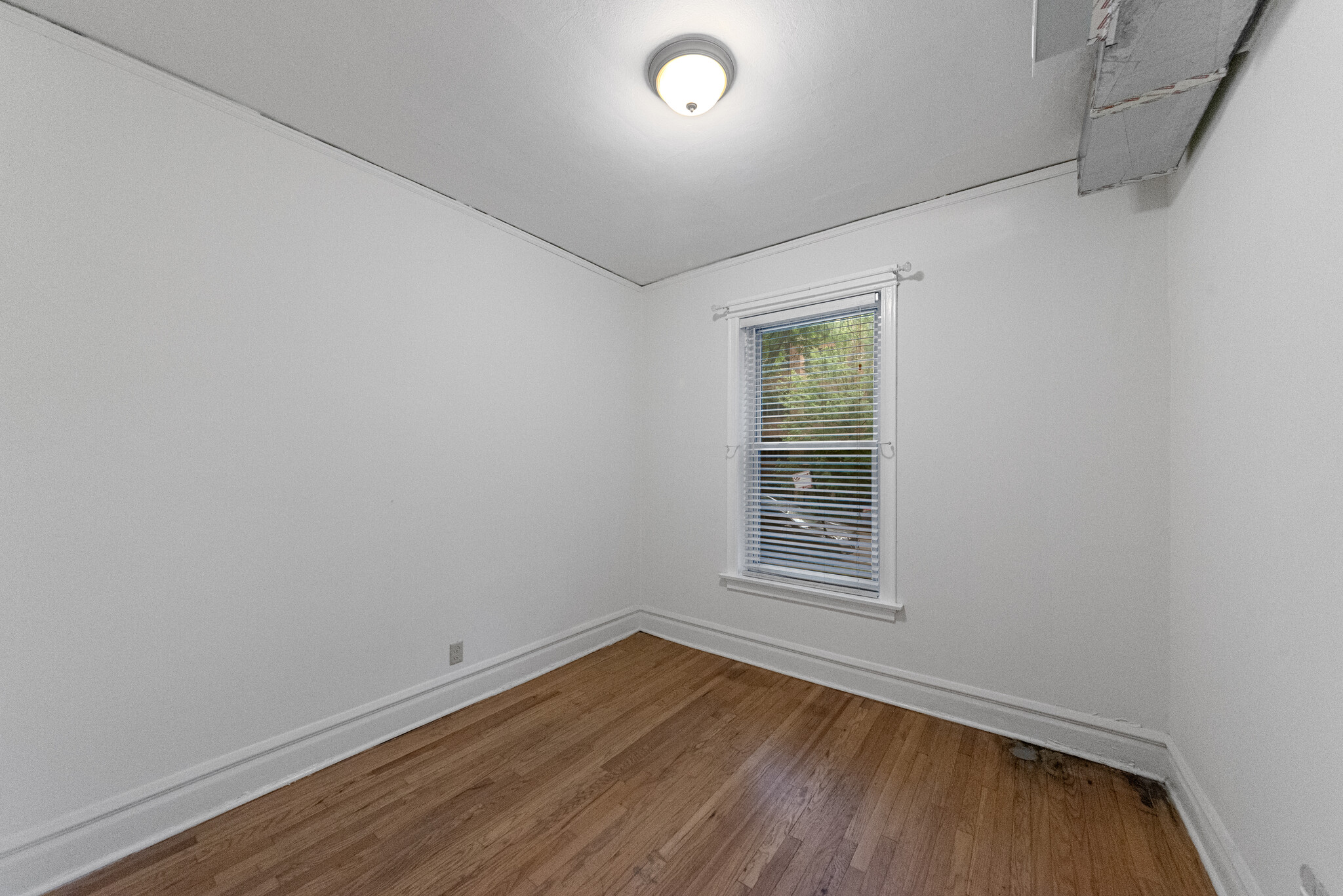 Building Photo - 1353 W Catalpa Ave