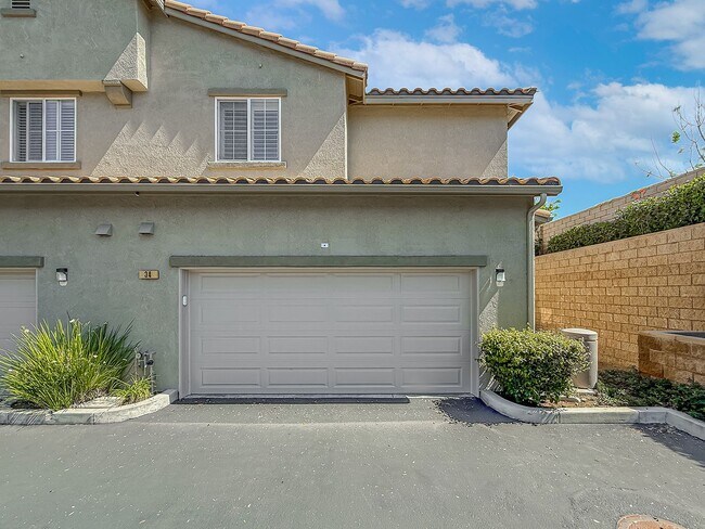 Building Photo - 3 bed, 2 1/2 bath townhome in sought-after Oak Terrace community