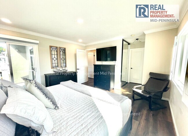 Building Photo - Stunning 2 Bedroom 1.5 Bathroom Waterfront Townhome in Foster City