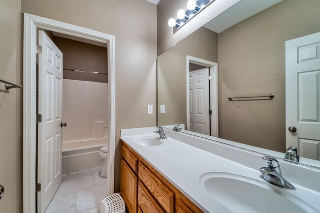 Building Photo - Stunning 4-Bedroom Home in Plumas Lake
