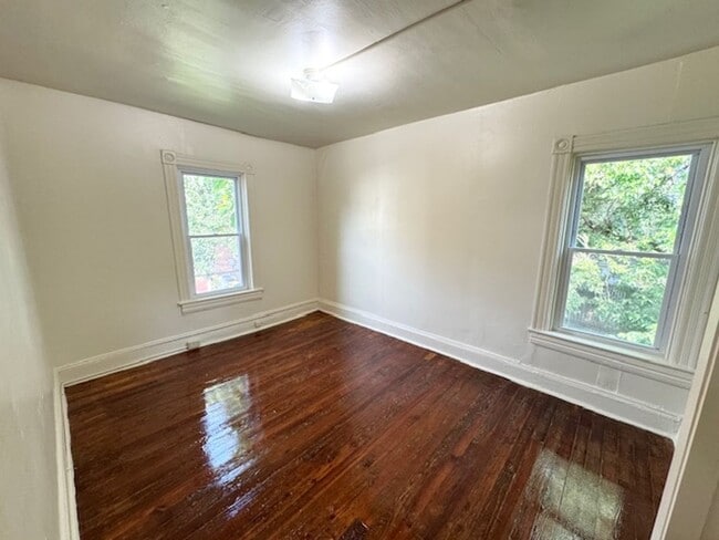 Building Photo - 4 Bedroom Townhome