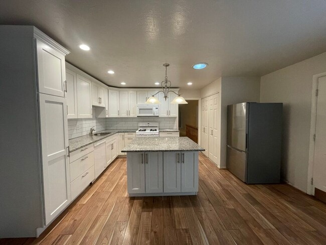 Building Photo - Brookstone