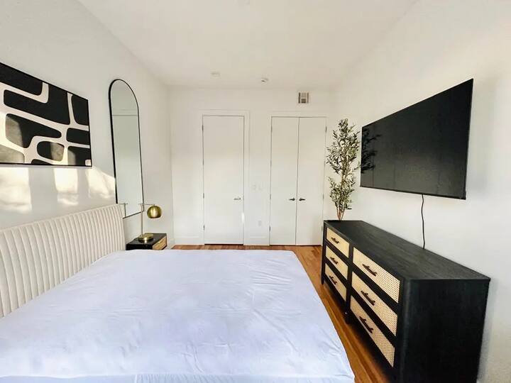 Building Photo - Furnished room/NOT APARTMENT