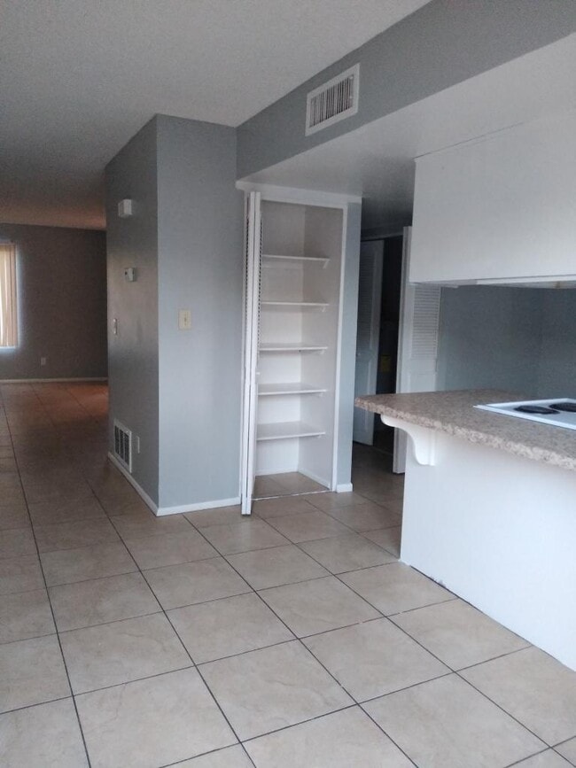 Building Photo - 4303 W Solano Dr N