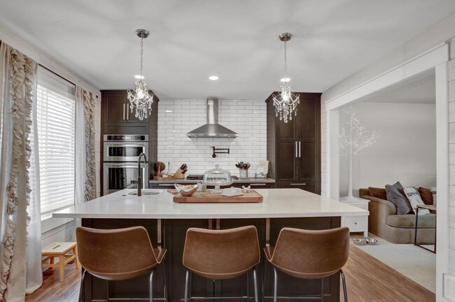 Building Photo - Beautiful 5 Bedroom Home Near the Cherry C...