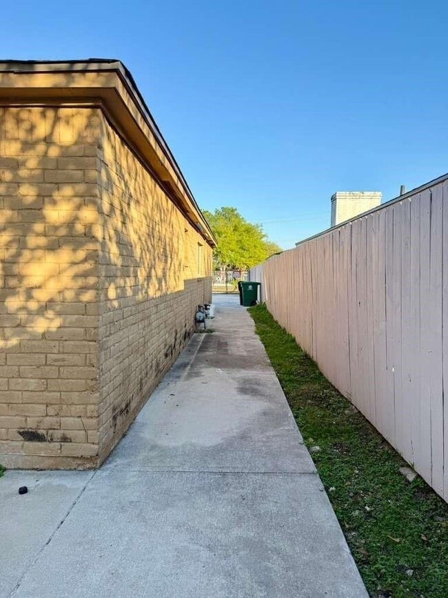 Building Photo - 7318 Boone Rd