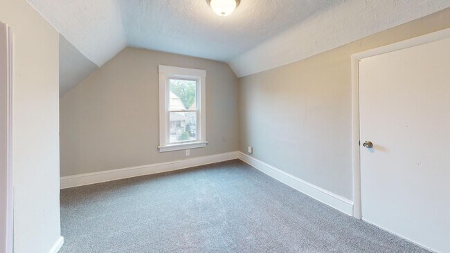 Building Photo - Old Brooklyn Area - 4 Bedroom - 1 Bath - Single Family Home