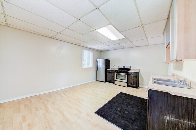 Building Photo - Available August 2024 - 3 Bedroom Home w/ ...