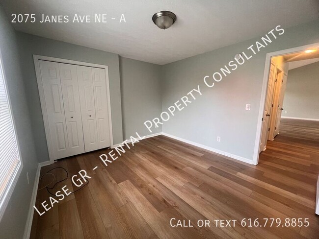 Building Photo - Spacious Duplex near Riverside Park!