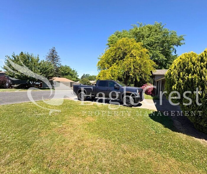 Building Photo - 3 Bedroom 2 Bathroom Single Family Home With Great Outdoor Space!!