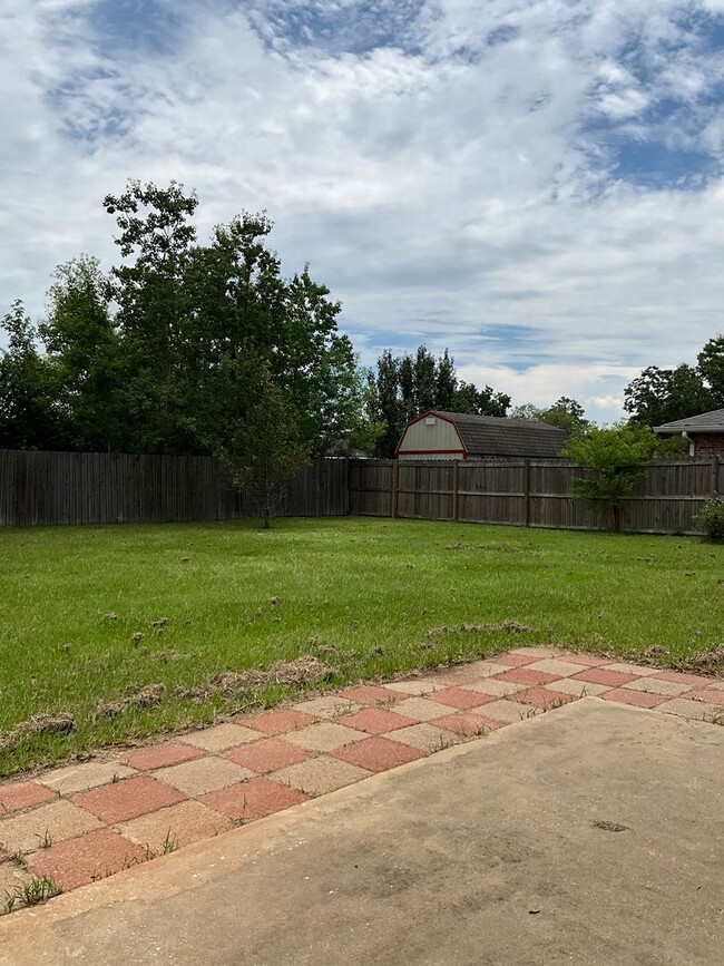 Building Photo - 105 Mayhaw St