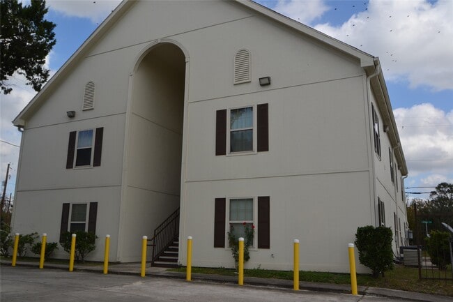 Building Photo - 304 Dell Ct