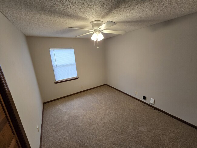 Building Photo - 425 Sunnyside Dr