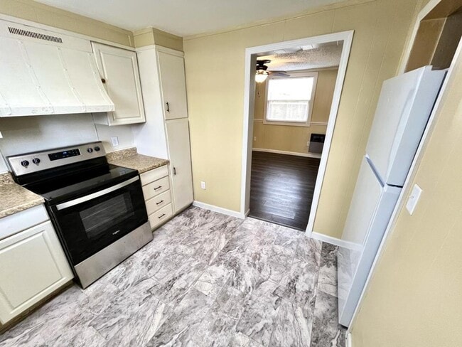 Building Photo - 106 Lind St