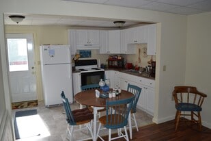 Building Photo - 553 Main St