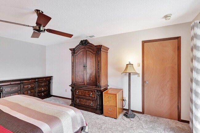 Building Photo - 362 SE Calmoso Dr