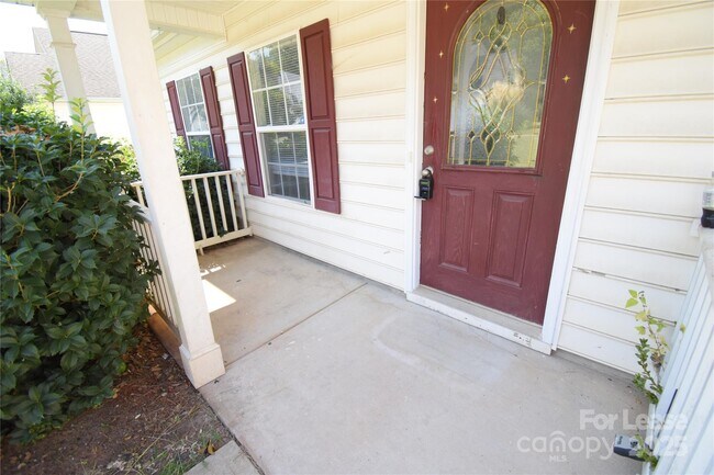 Building Photo - 8139 Chatham Oaks Dr