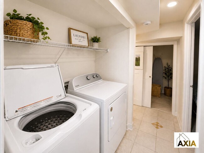 Building Photo - 5BD/3BA in Martin Acres w/a Backyard Oasis!