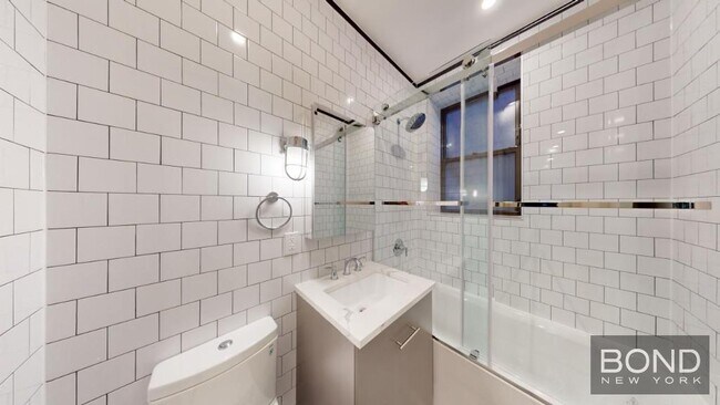 Building Photo - 250 W 91st St