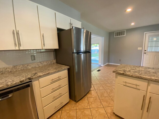Building Photo - Charming Updated Mid-Century in Fayettevil...